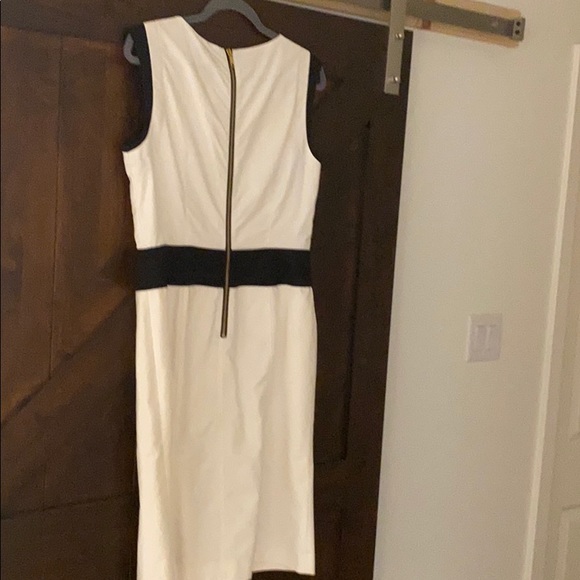 Classic dress - Picture 2 of 5